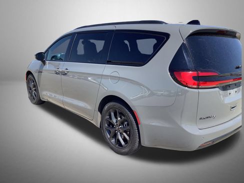 Used 2023 Chrysler Pacifica Touring-L w/ Uconnect Theater Family Group FWD image 2