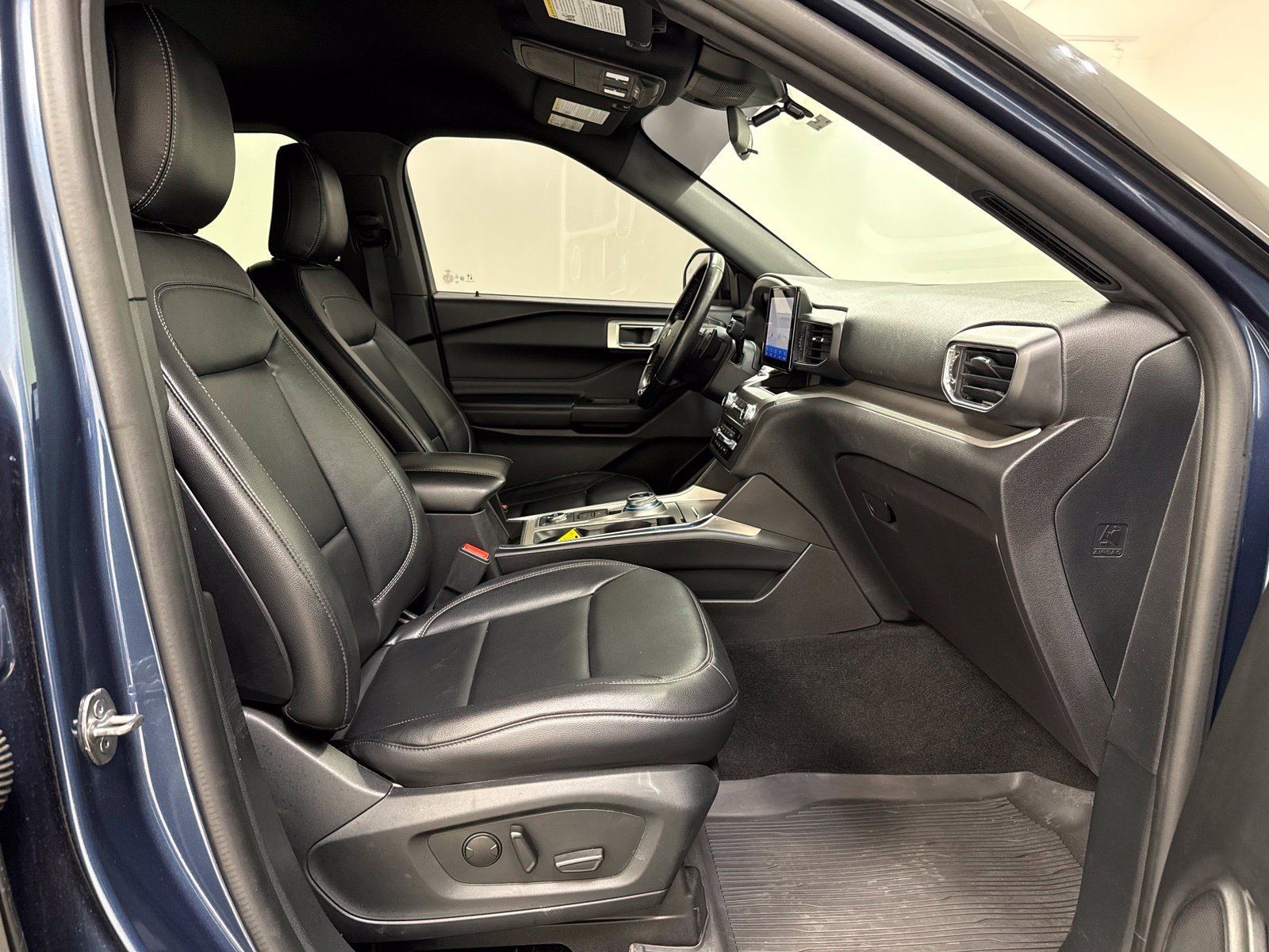 Used 2020 Ford Explorer XLT w/ Equipment Group 202A AWD/4WD image 27
