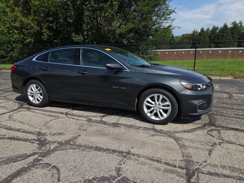 Used 2018 Chevrolet Malibu LT FWD image 3