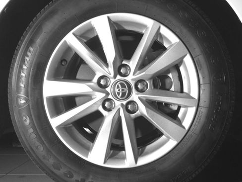 Used 2025 Toyota Camry LE w/ Convenience Package image 10