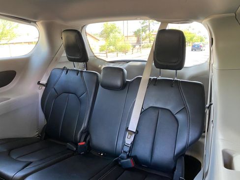 Used 2024 Chrysler Pacifica Limited FWD image 33
