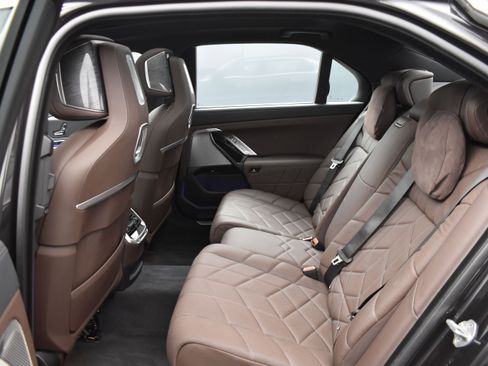 Used 2024 BMW i7 eDrive50 RWD image 12
