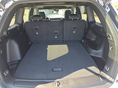New 2025 Jeep Grand Cherokee Altitude image 19