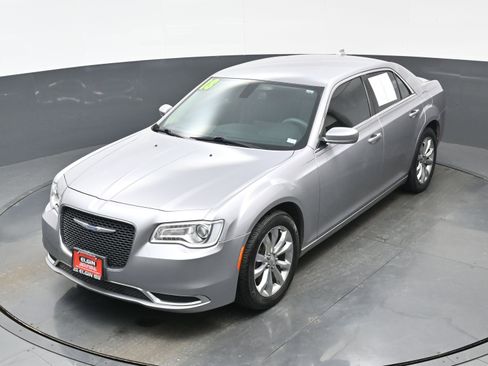 Used 2018 Chrysler 300 Touring image 33