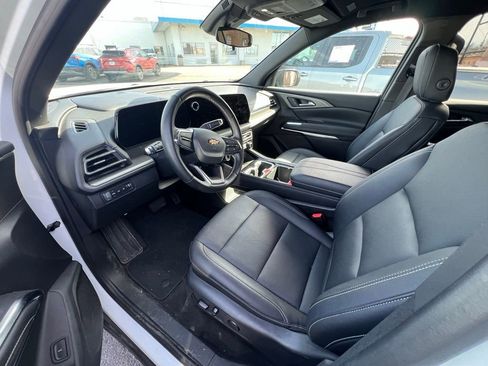 Used 2025 Chevrolet Traverse LT image 5