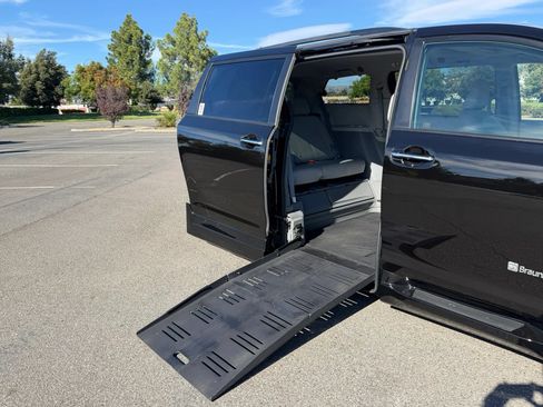 Used 2013 Toyota Sienna XLE w/ Premium Pkg FWD image 7