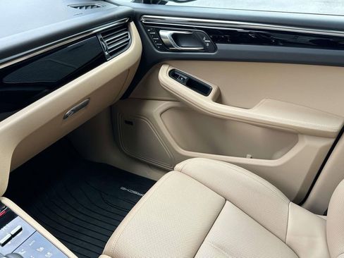Certified 2025 Porsche Macan image 30