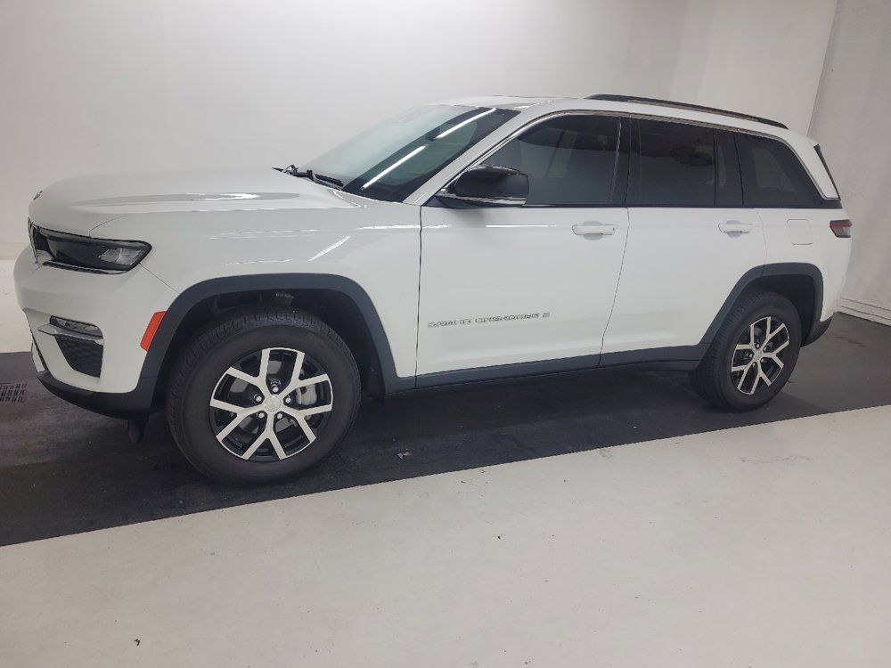 Used 2023 Jeep Grand Cherokee Limited AWD/4WD image 2