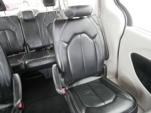 Certified 2022 Chrysler Pacifica Touring-L image 14