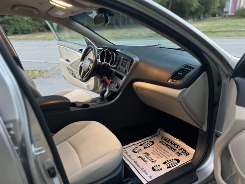 Used 2012 Kia Optima LX w/ Convenience Pkg image 16