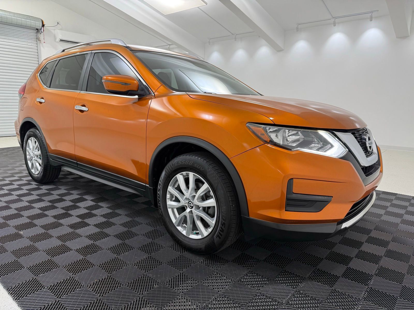 Used 2017 Nissan Rogue SV FWD image 1