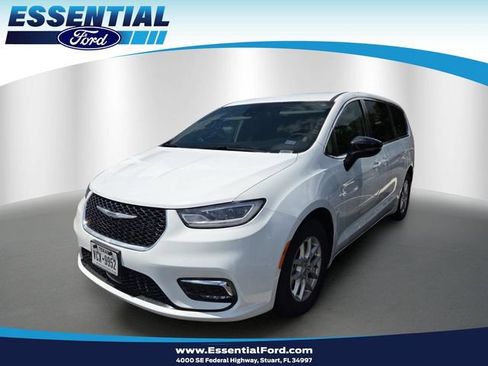 Used 2024 Chrysler Pacifica Touring-L FWD image 1