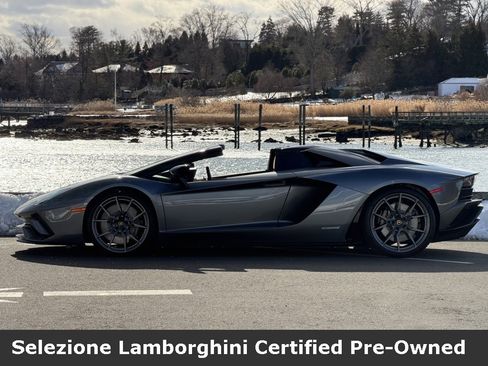 Used 2018 Lamborghini Aventador S image 2