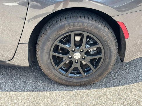 Used 2023 Chrysler Pacifica Touring-L FWD image 10