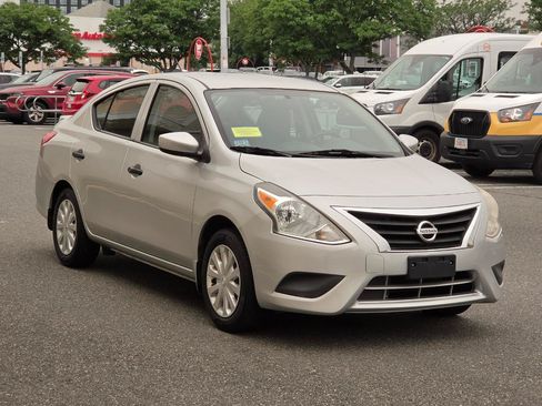 Used 2016 Nissan Versa S Plus FWD image 3