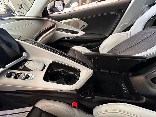 Used 2021 Chevrolet Corvette Stingray Premium Conv w/ Z51 Performance Package RWD image 27