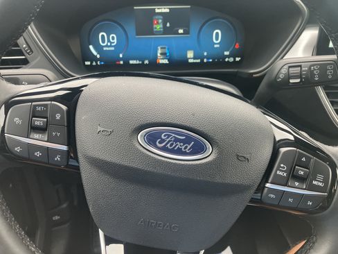 Certified 2025 Ford Escape Platinum AWD/4WD image 23