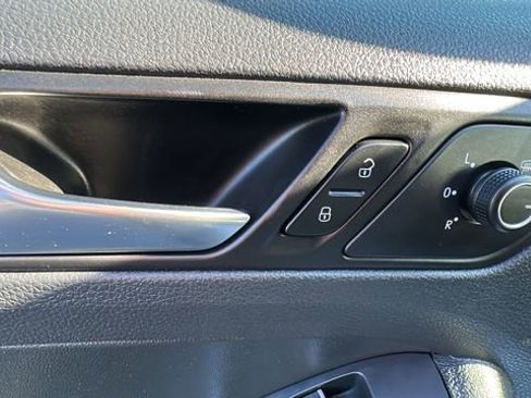 Used 2017 Volkswagen Jetta SEL image 25