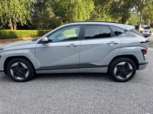 Used 2025 Hyundai Kona SEL FWD image 3