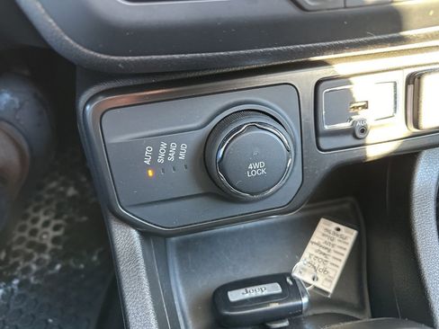 Used 2023 Jeep Renegade Latitude image 21