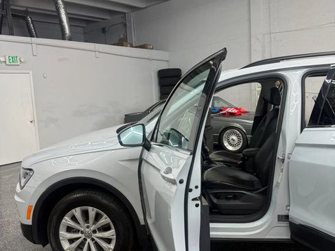 Used 2018 Volkswagen Tiguan SE w/ Panoramic Sunroof Package FWD image 28