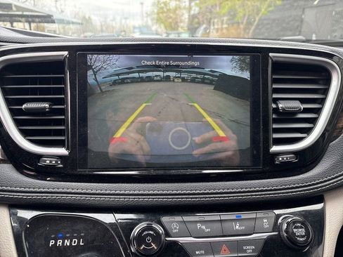 Used 2023 Chrysler Pacifica Limited image 15