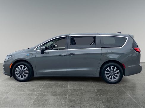 Used 2023 Chrysler Pacifica Touring-L FWD image 2