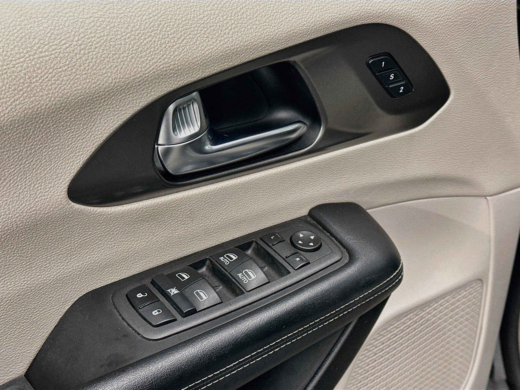 Used 2023 Chrysler Pacifica Touring-L FWD image 15