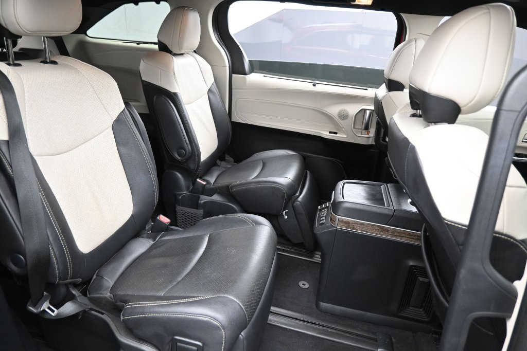 Used 2025 Toyota Sienna Platinum AWD/4WD image 24