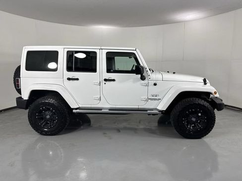 Used 2017 Jeep Wrangler Unlimited Sahara w/ Mopar Chrome Edition Group AWD/4WD image 32