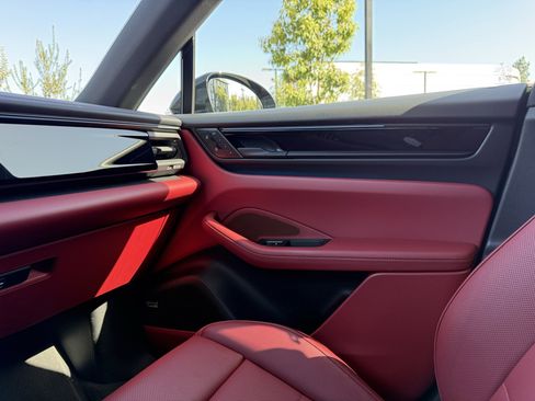 Used 2025 Porsche Macan 4 Electric image 23