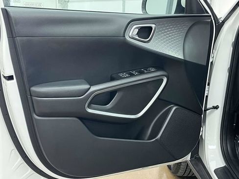 Used 2025 Kia Soul LX w/ LX Technology Package FWD image 16