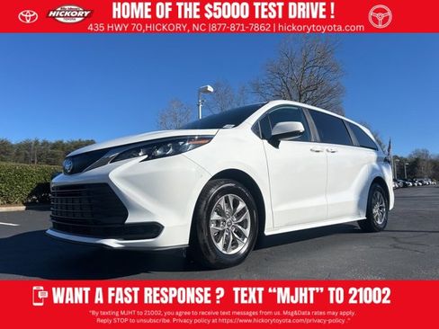 Used 2025 Toyota Sienna LE image 1