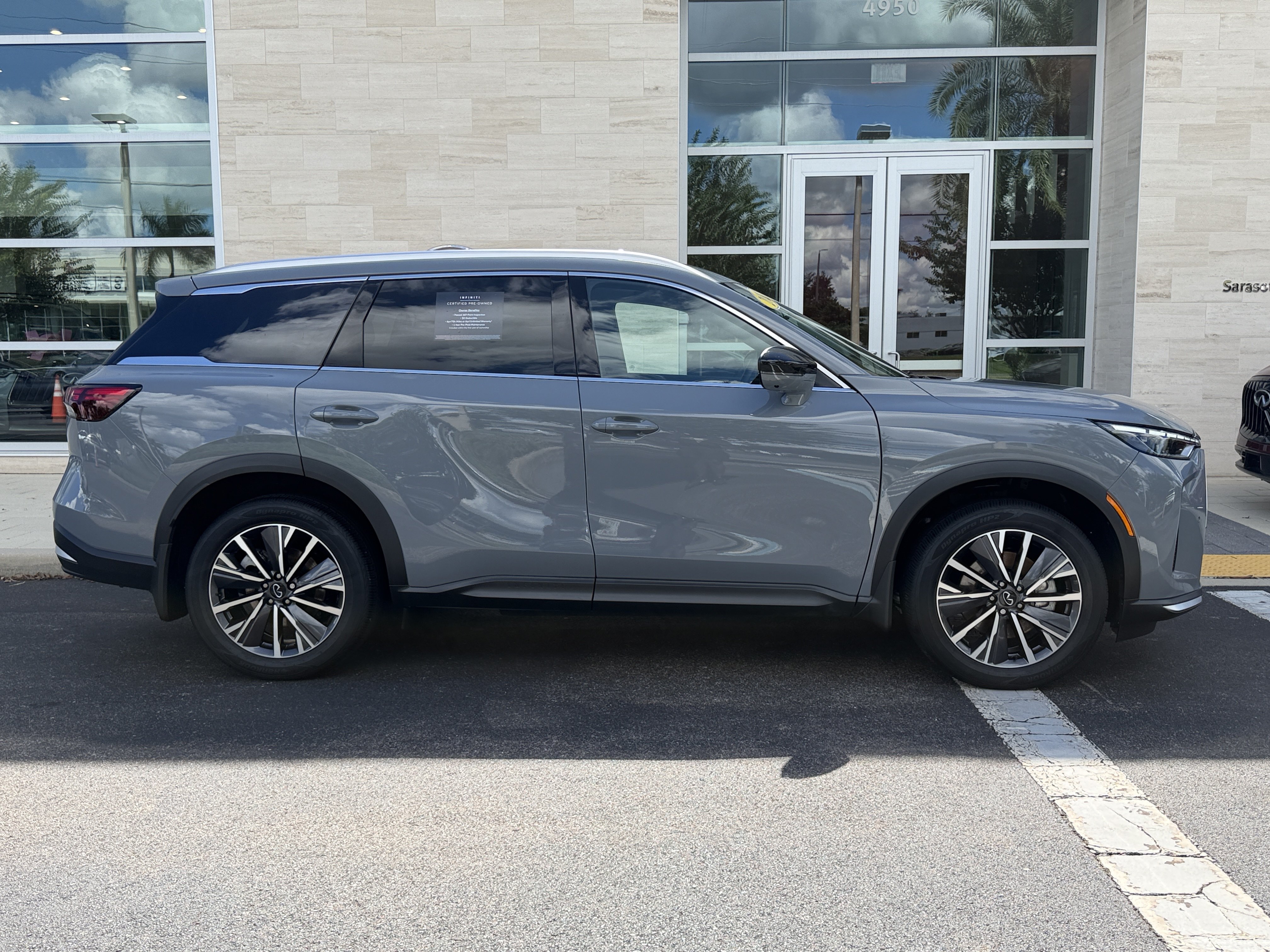 Certified 2027 INFINITI QX60 Luxe w/ Cargo Package FWD image 8