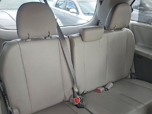 Used 2014 Toyota Sienna Limited w/ Limited Premium Package FWD image 3