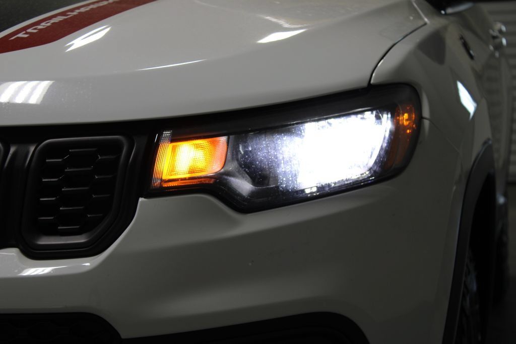Used 2025 Jeep Compass Trailhawk AWD/4WD image 47