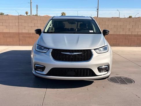 Used 2024 Chrysler Pacifica Limited FWD image 3