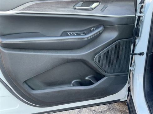 Used 2023 Jeep Grand Cherokee L Limited image 13