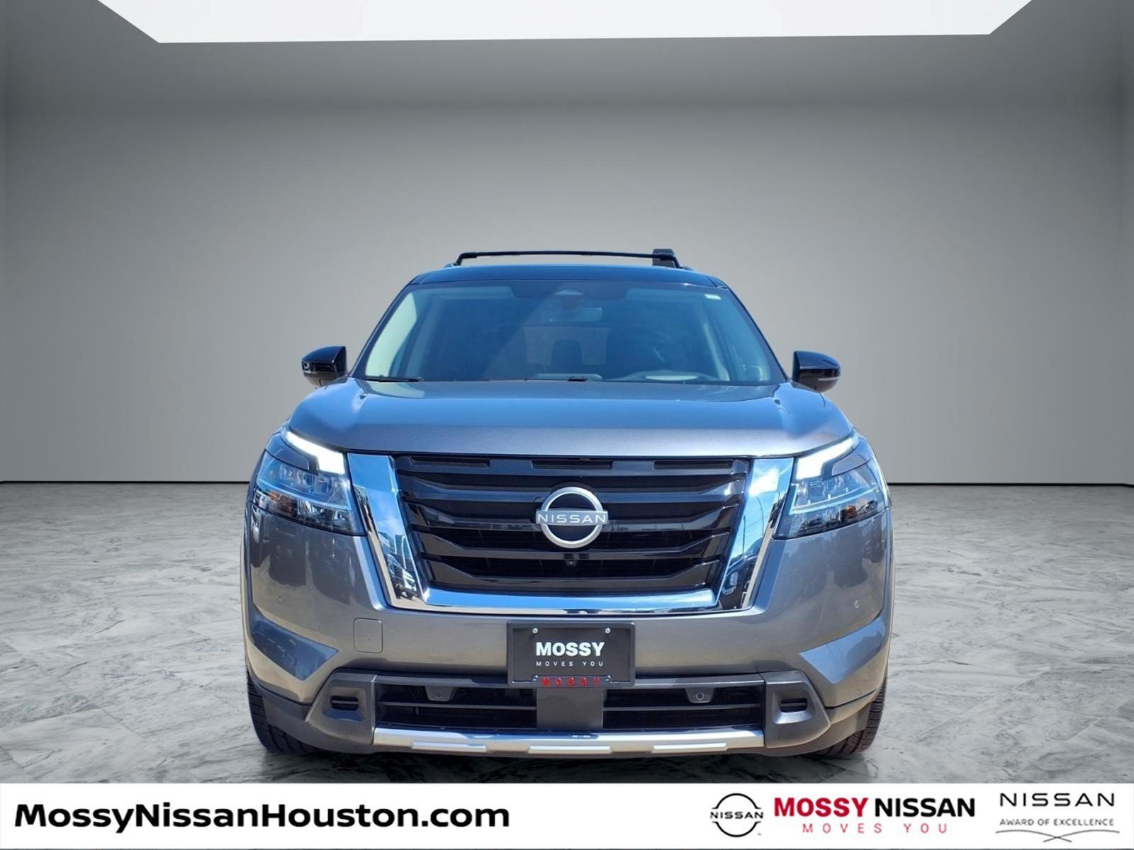 Used 2024 Nissan Pathfinder Platinum FWD image 3