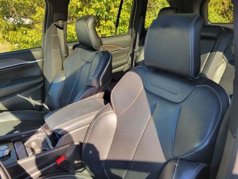 Used 2023 Jeep Grand Cherokee Overland w/ Adv Protech Group III image 9