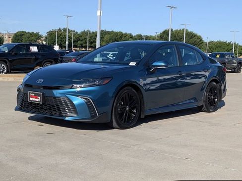Used 2025 Toyota Camry SE w/ Convenience Package FWD image 10