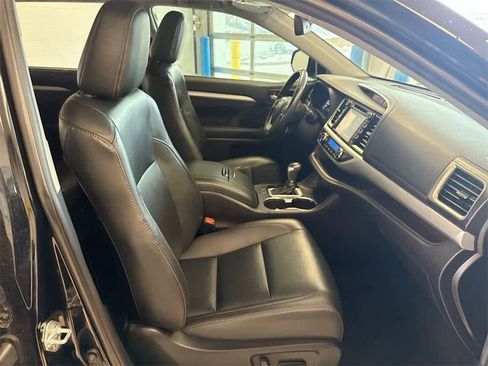 Used 2019 Toyota Highlander XLE image 24