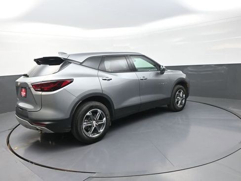 Used 2025 Chevrolet Blazer LT FWD image 2