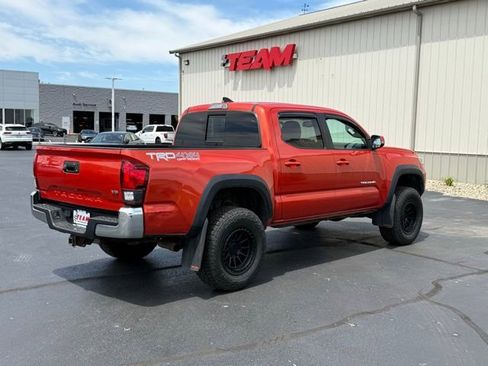 Used 2018 Toyota Tacoma TRD Off-Road AWD/4WD image 8