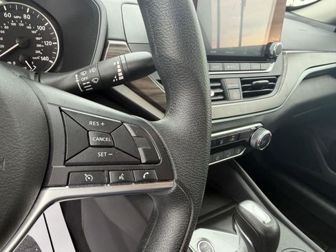 Used 2025 Nissan Altima 2.5 SV FWD image 21