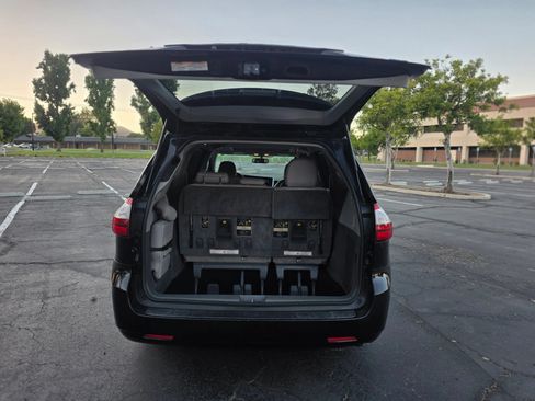 Used 2017 Toyota Sienna XLE FWD image 11