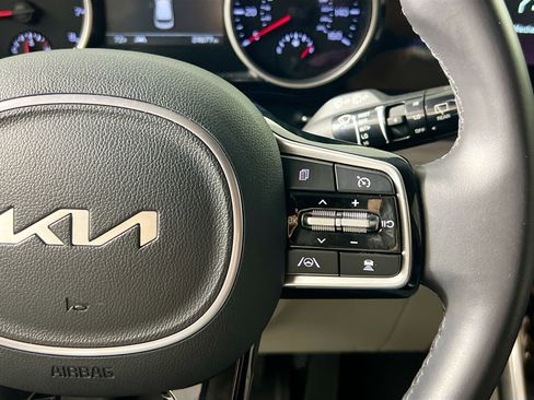 Used 2024 Kia Carnival EX image 19