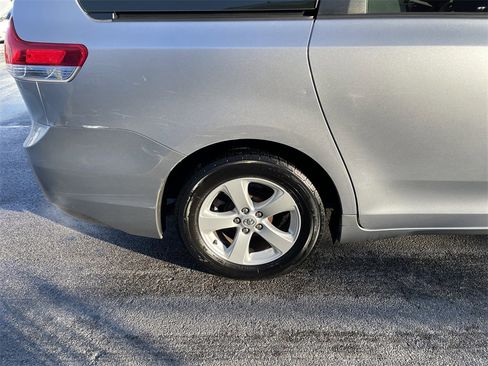 Used 2011 Toyota Sienna image 12