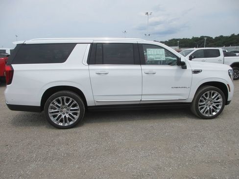 New 2026 GMC Yukon XL Denali w/ Denali Reserve Package AWD/4WD image 3