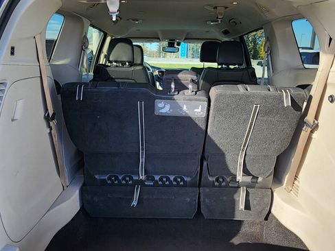 Used 2017 Chrysler Pacifica Touring-L w/ Tire & Wheel Group image 19